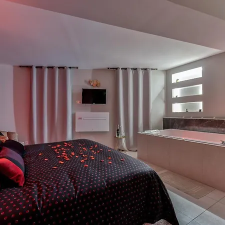 Les De Laure - O Lit Divin, Instant De Volupte, Balneo Sauna, Climatisation, Netflix, 160m De La Cite Medievale דירה