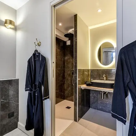 Les De Laure - O Lit Divin, Instant De Volupte, Balneo Sauna, Climatisation, 160m De La Cite Medievale *