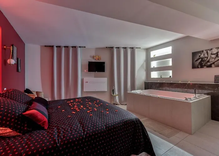 Les De Laure - O Lit Divin, Instant De Volupte, Balneo Sauna, Climatisation, Netflix, 160m De La Cite Medievale דירה
