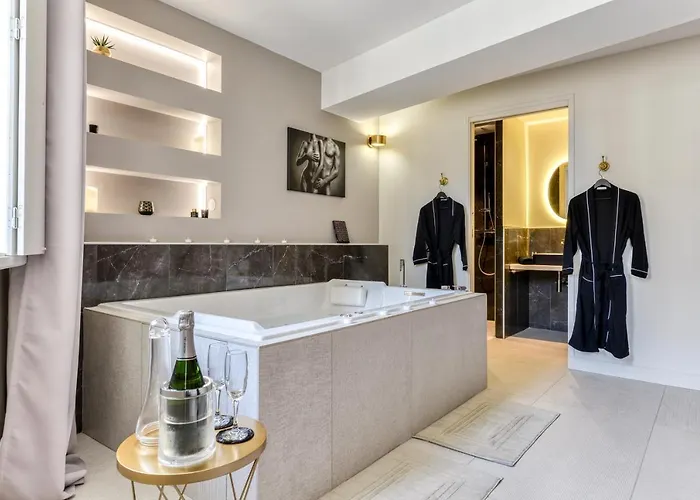 Les De Laure - O Lit Divin, Instant De Volupte, Balneo Sauna, Climatisation, Netflix, 160m De La Cite Medievale *