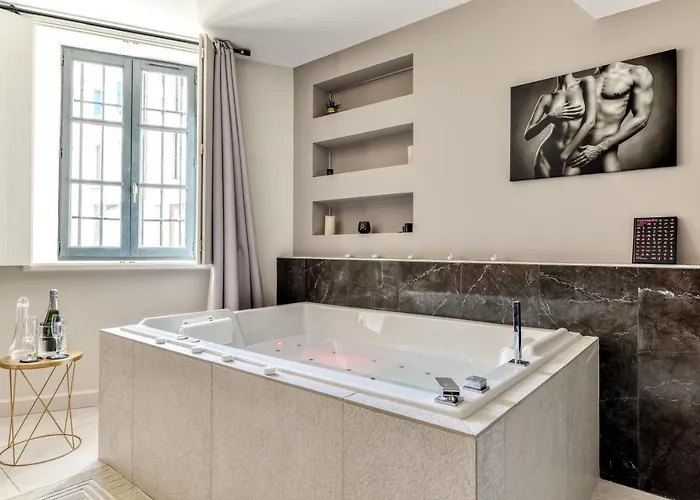 Les De Laure - O Lit Divin, Instant De Volupte, Balneo Sauna, Climatisation, Netflix, 160m De La Cite Medievale Daire *